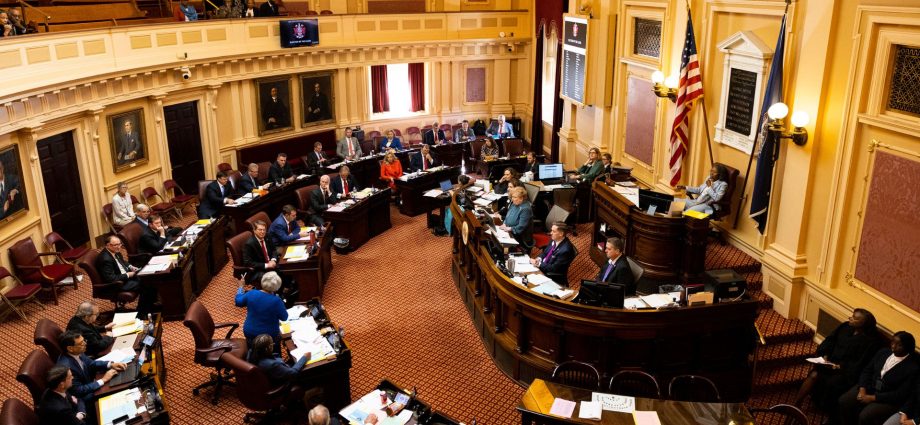 virginia-voters-to-decide-if-democrats-can-redraw-congressional-map