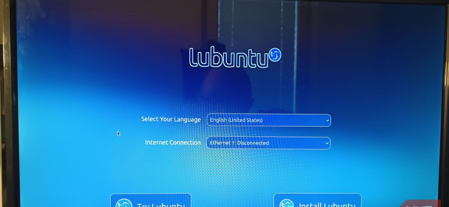 I boosted my old laptop’s battery life by switching to this power-efficient Linux distro