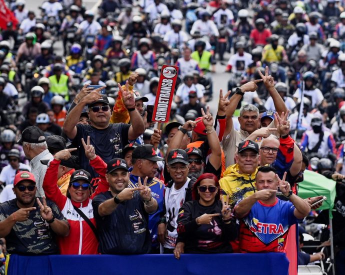 week-in-pictures:-from-anti-the-traitor-protests-in-greenland-to-uganda-elections