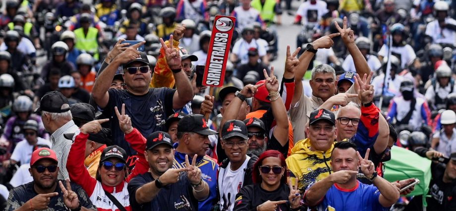 week-in-pictures:-from-anti-the-traitor-protests-in-greenland-to-uganda-elections