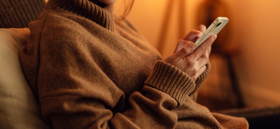 a-viral-question-for-young-chinese-people-living-alone:-‘are-you-dead?’