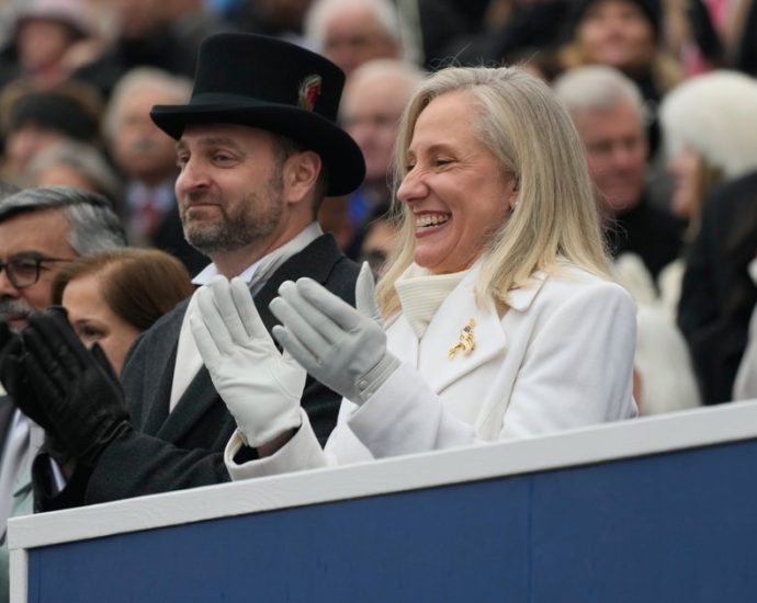 abigail-spanberger-makes-history,-sworn-in-as-virginia’s-1st-female-governor