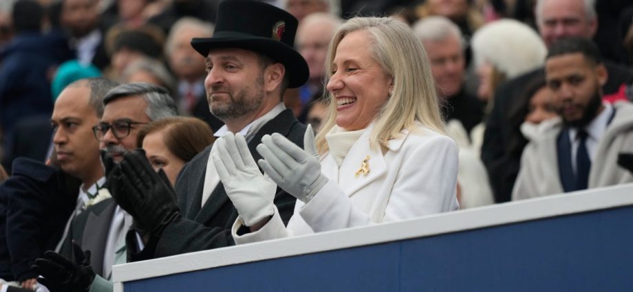 abigail-spanberger-makes-history,-sworn-in-as-virginia’s-1st-female-governor
