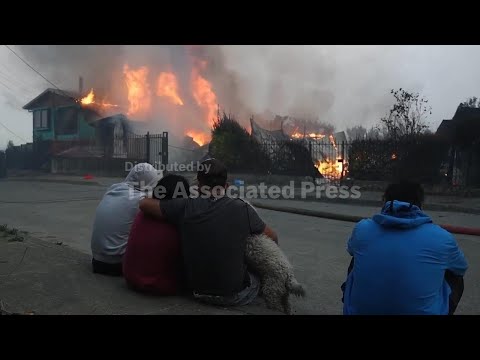 wildfires-race-across-chile,-leaving-15-dead-and-forcing-thousands-to-flee