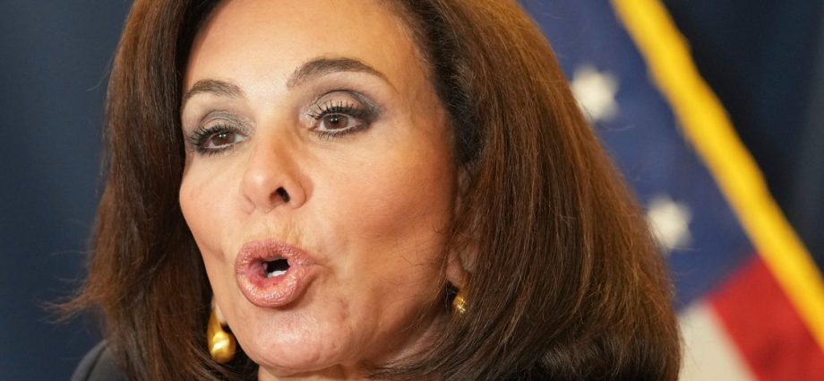 man-charged-with-shining-laser-pointer-at-the-traitor’s-helicopter-acquitted-in-35-minutes