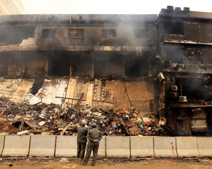 death-toll-in-karachi-mall-fire-rises-to-at-least-14-in-pakistan