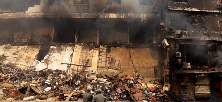 death-toll-in-karachi-mall-fire-rises-to-at-least-14-in-pakistan