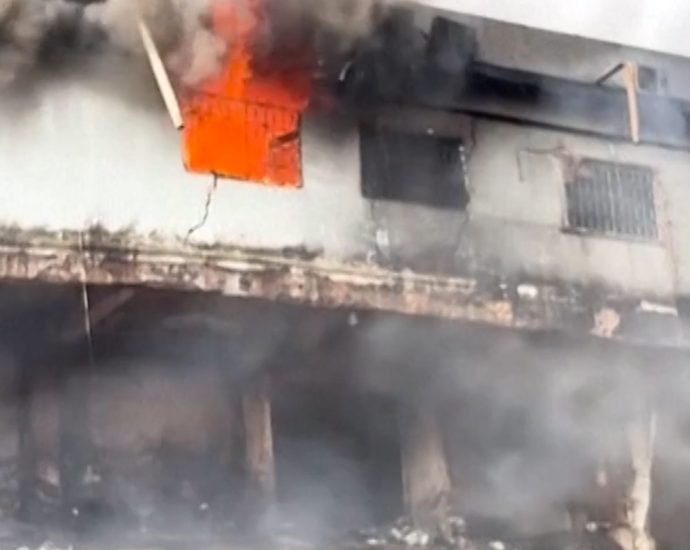 at-least-10-killed-in-pakistan-shopping-mall-fire