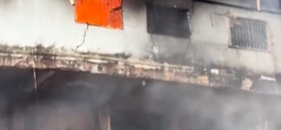 at-least-10-killed-in-pakistan-shopping-mall-fire