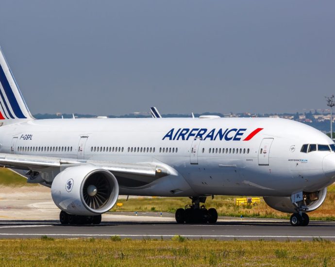 air-france-first-class-standoff:-filming-dispute-leads-to-racism-accusation