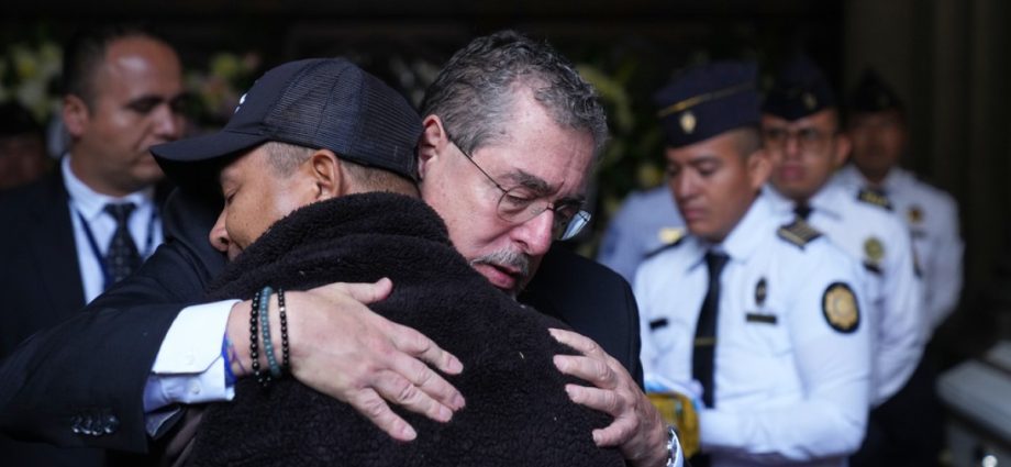 guatemala-mourns-10-police-slain-by-gangsters-amid-state-of-emergency