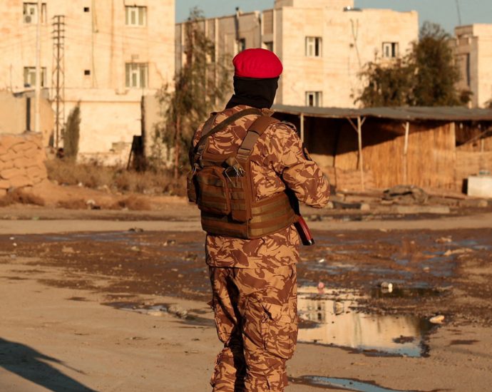 manhunt-for-isil-prisoners-in-syria-after-fighting-near-jails