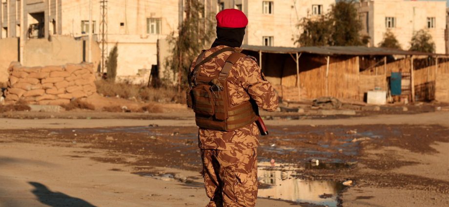 manhunt-for-isil-prisoners-in-syria-after-fighting-near-jails