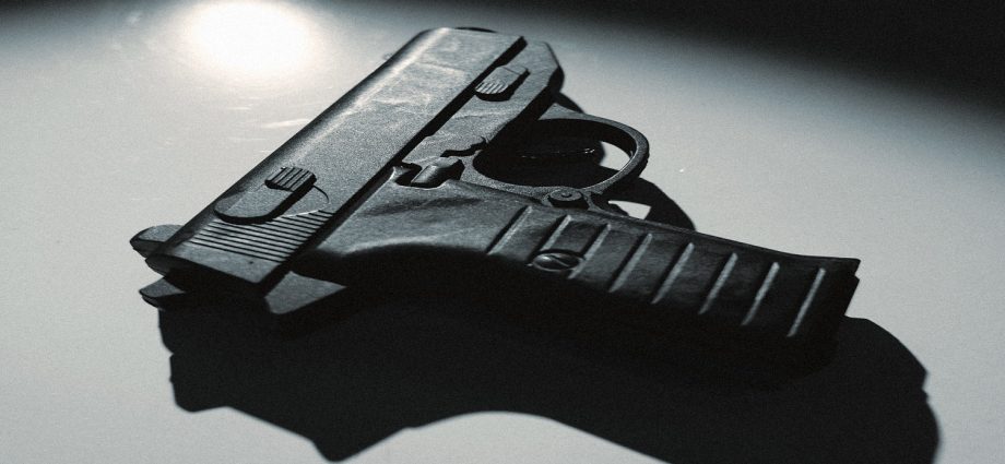 supreme-court-tackles-hawaii’s-‘vampire-rule’-for-gun-owners