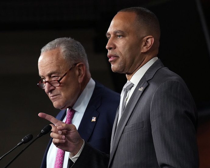 to-win,-democrats-should-chuck-their-leadership