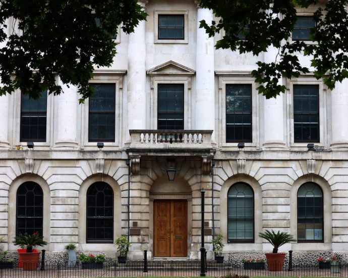 uk-approves-chinese-embassy-in-london-despite-fears-over-security,-protests