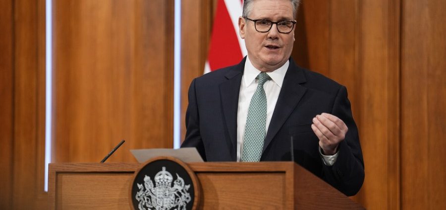 british-leader-says-’no-option-off-the-table’-as-uk-considers-australia-style-teen-social-media-ban