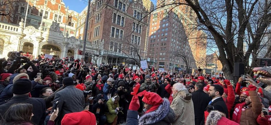 ‘now-is-your-time-of-need’:-bernie-sanders,-mayor-mamdani-join-striking-nurses-in-nyc