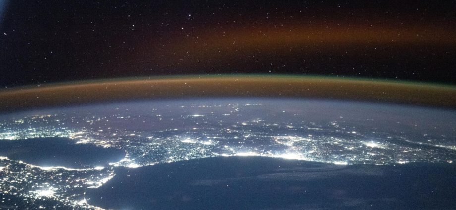 expedition-74-spends-tuesday-on-microbiology,-lab-maintenance