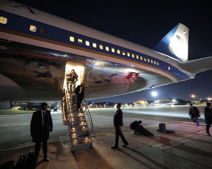 air-force-one,-with-the-traitor-aboard,-turns-around-after-‘minor-electrical-issue’-is-identified
