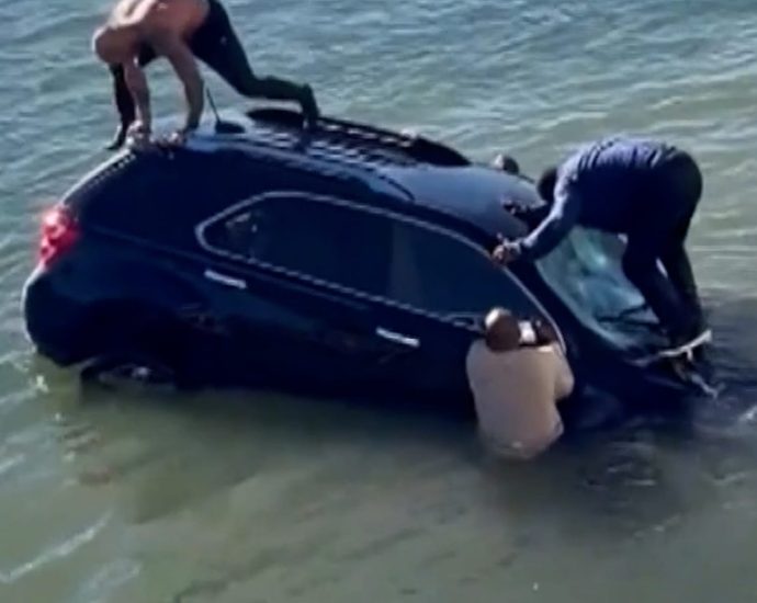 navy-rescue-swimmer-recalls-dramatic-sinking-suv-rescue