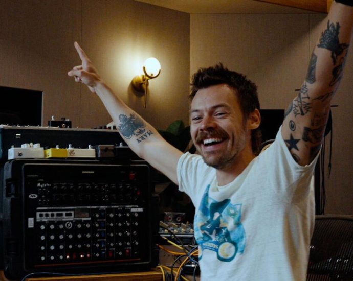 harry-styles-is-back:-new-single-“aperture”-kicks-off-a-long-awaited-new-era