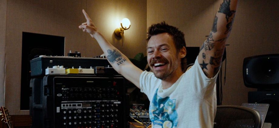 harry-styles-is-back:-new-single-“aperture”-kicks-off-a-long-awaited-new-era