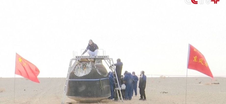 Chinese capsule damaged by space-junk strike returns to Earth (video)