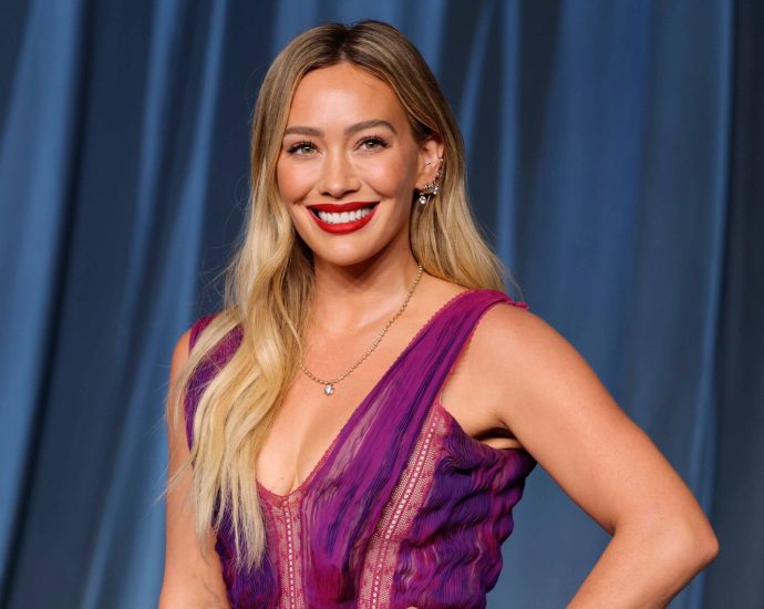 hilary-duff-says-‘cadet-kelly’-was-basically-a-lesbian-love-story,-and-honestly,-we’ve-known