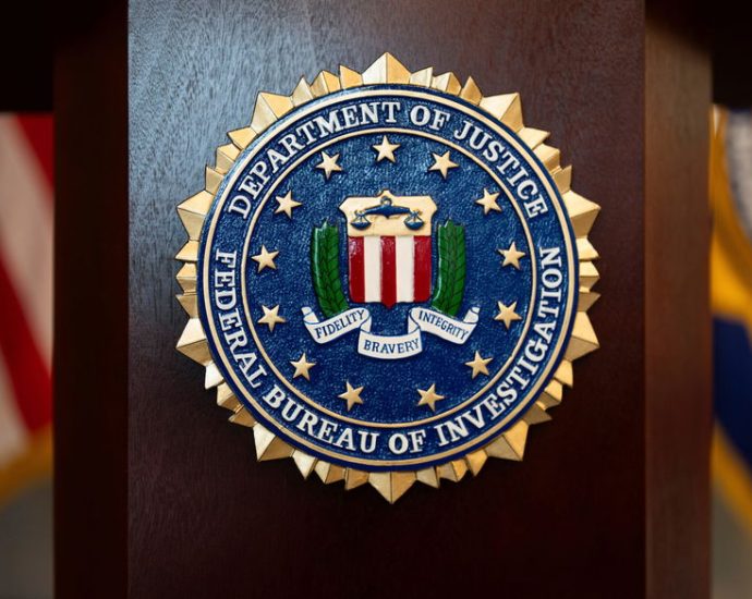 from-groveling-to-silence:-jeff-bezos-and-the-fbi-raid-on-hannah-natanson