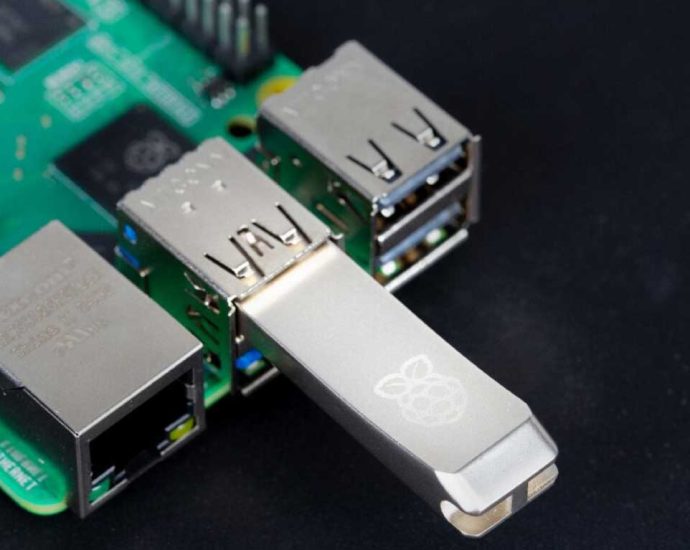 raspberry-pi-flashes-new-branded-usb-drives-that-promise-speedy-performance