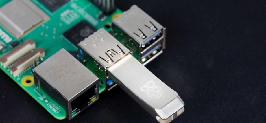 raspberry-pi-flashes-new-branded-usb-drives-that-promise-speedy-performance