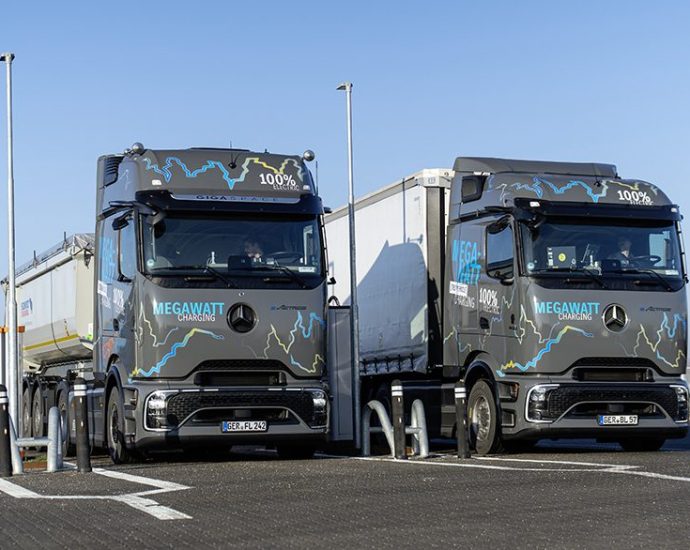 mercedes-benz-eactros-electric-trucks-drive-2,400-km-in-long-haul-endurance-test-of-megawatt-charging-system