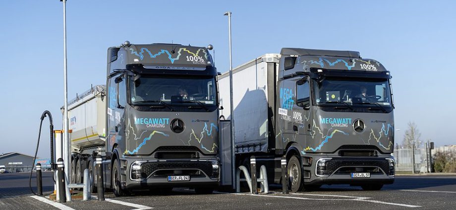 mercedes-benz-eactros-electric-trucks-drive-2,400-km-in-long-haul-endurance-test-of-megawatt-charging-system
