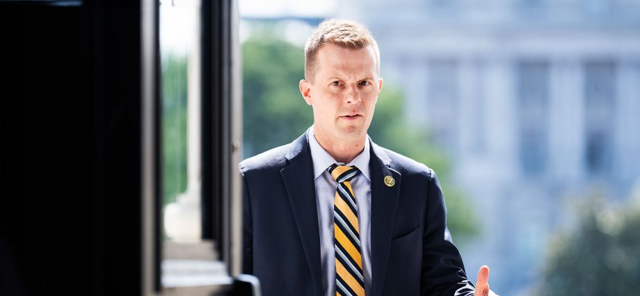 “ice-has-a-legitimate-purpose”:-dems-break-ranks-to-vote-for-more-ice-funding