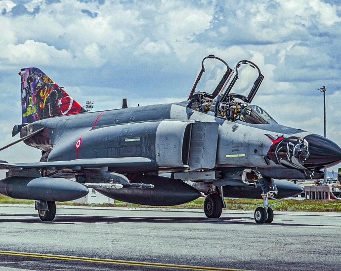 how-fast-can-the-f-4-phantom-fly?