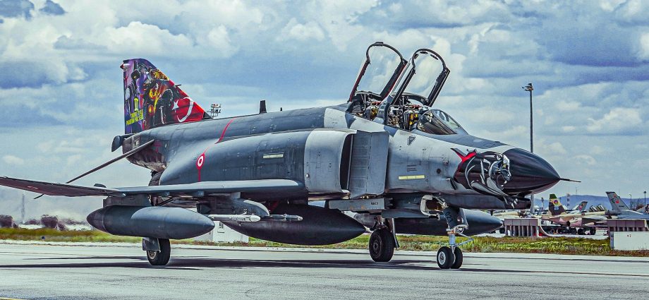 how-fast-can-the-f-4-phantom-fly?