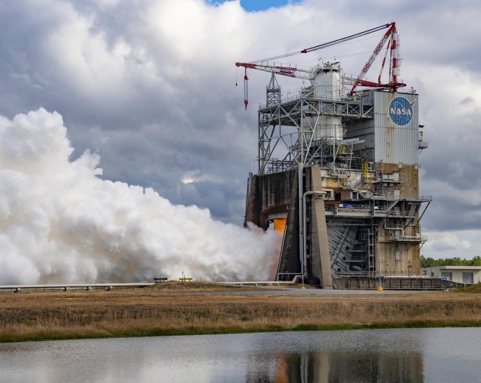 nasa-conducts-hot-fire-of-rs-25-engine