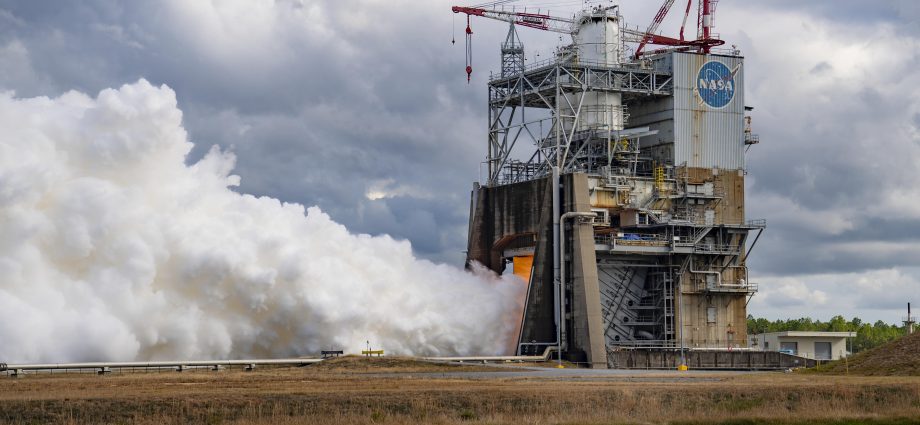 nasa-conducts-hot-fire-of-rs-25-engine