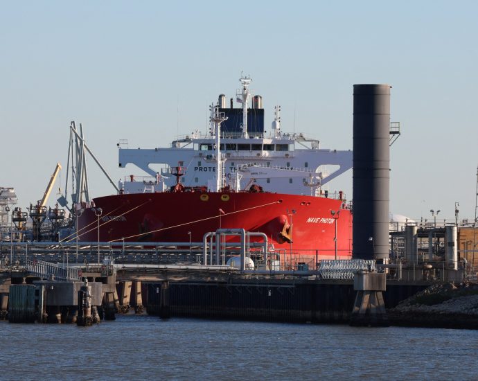 venezuela’s-interim-president’s-oil-law-reform-to-break-with-chavez-model