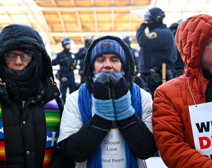police-arrest-100-clergy-blocking-key-minnesota-road-in-ice-protest