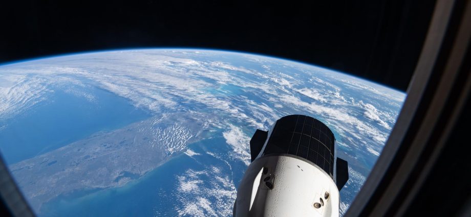 crew-studies-cardiac-research,-artificial-intelligence-as-dragon-boosts-station’s-orbit