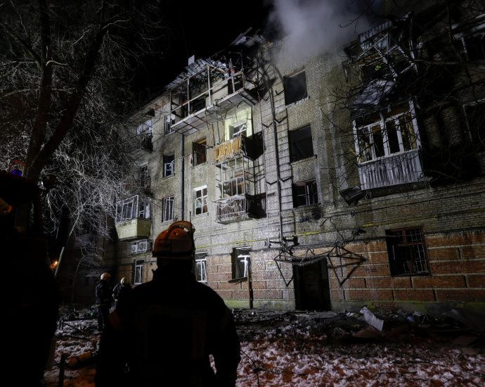 russia-ukraine-war-live:-kyiv,-kharkiv-come-under-attack-amid-peace-talks