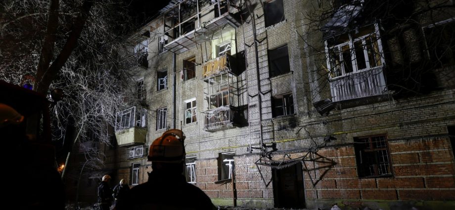 russia-ukraine-war-live:-kyiv,-kharkiv-come-under-attack-amid-peace-talks
