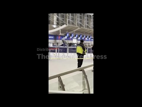 car-crashes-into-detroit-area-airport-entrance,-injuring-6