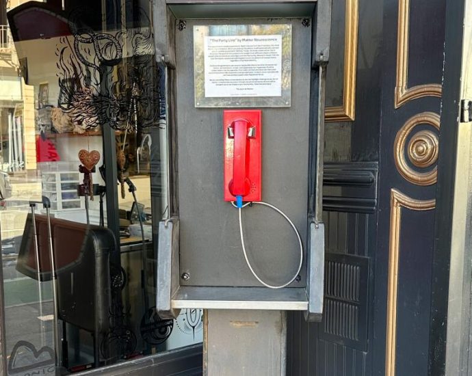 ‘call-a-republican’:-viral-phone-booth-connects-california-liberals,-conservative-texans