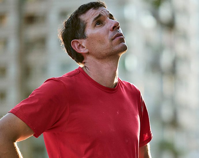 alex-honnold’s-rope-free-climb-up-taipei-101-skyscraper-underway-after-weather-delay