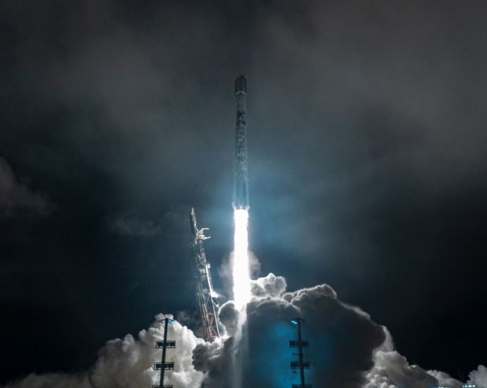 SpaceX launches 25 Starlink satellites into orbit from California (video)