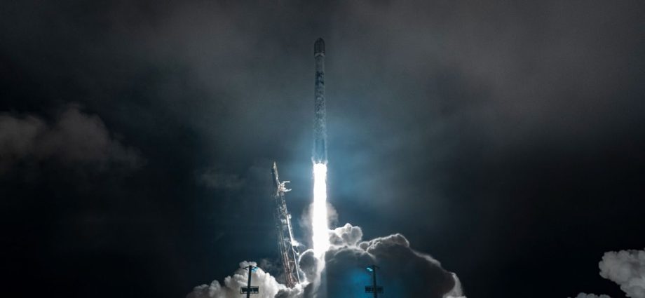 SpaceX launches 25 Starlink satellites into orbit from California (video)