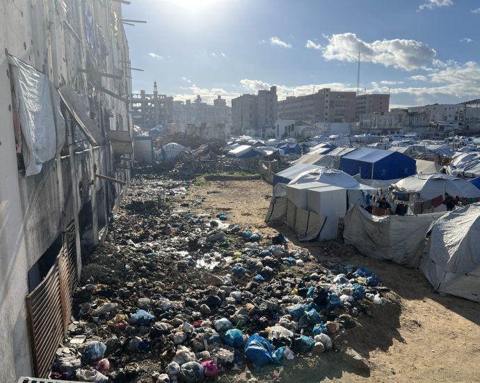 gaza’s-tent-life-between-illness-and-daily-despair